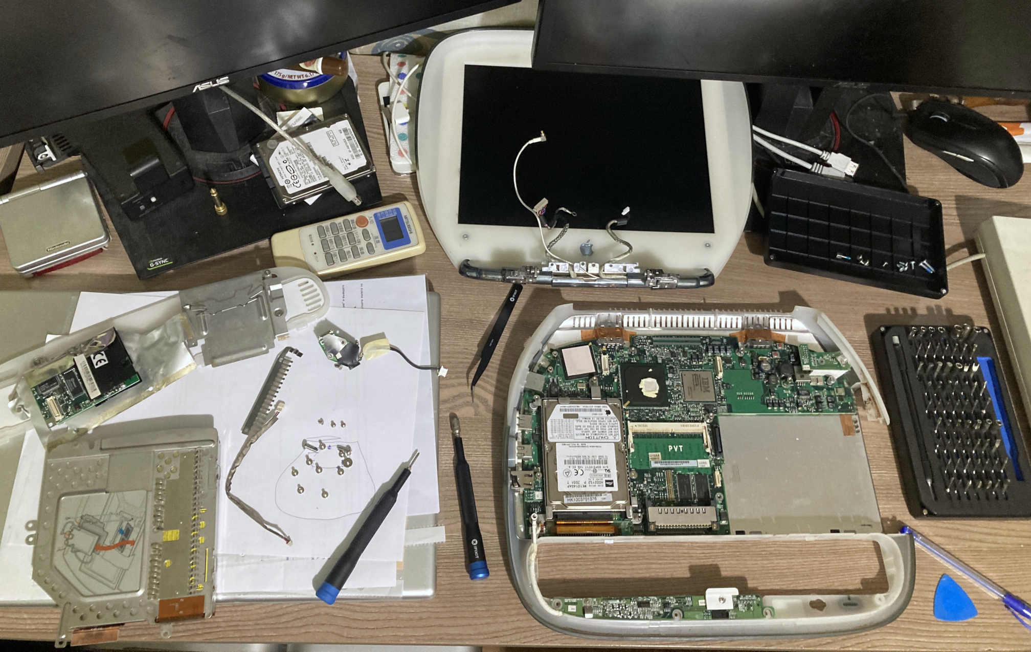 Picture of the machine during the repair, all disassembled on my desk